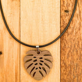 Amulett ‚Waldherz‘ – Handgemachte Kette aus Nussbaum &